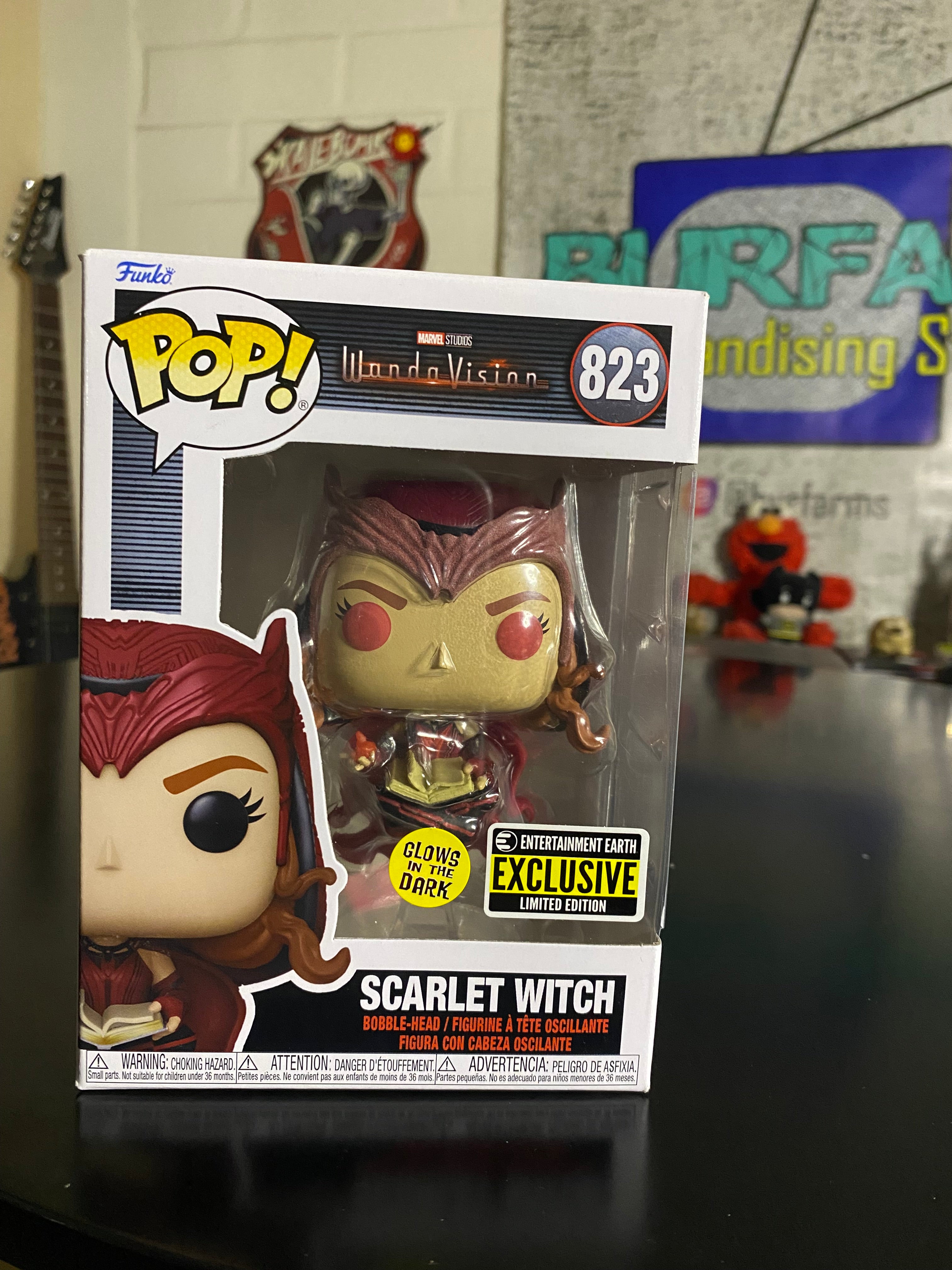 Funko Pop Scarlet Witch Glows in the Dark Exclusivo Entertainment Earth (Detalle en Caja)