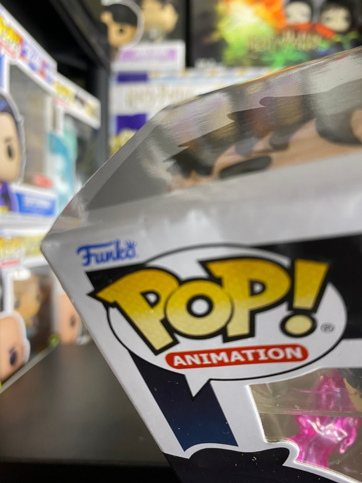 Detalle de daño en la esquina de la caja del Funko Pop Yuta Okkotsu