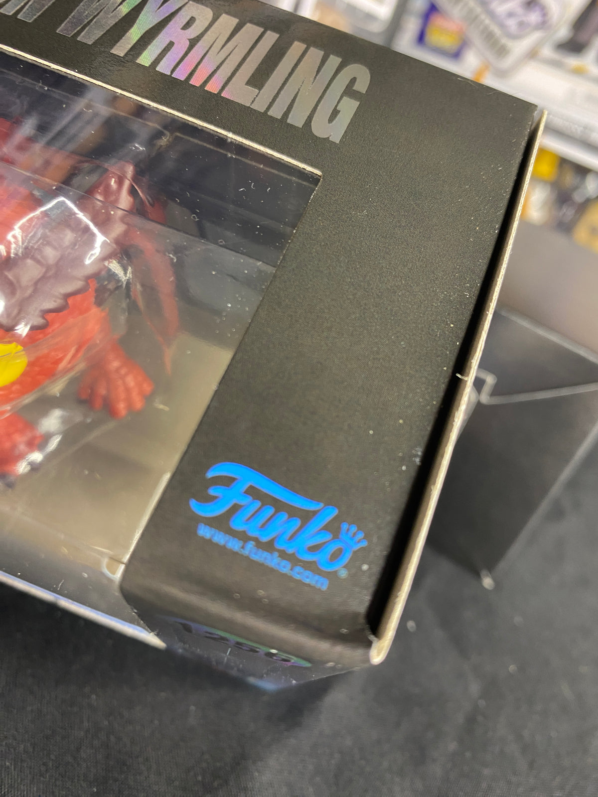 Detalle en la esquina de la caja del Funko Pop Red Dragon Wyrmling